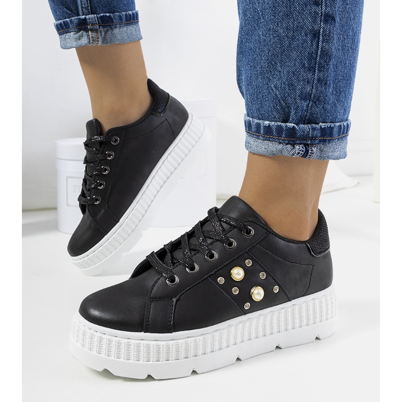 Baskets noires sur la plateforme Ileana 1