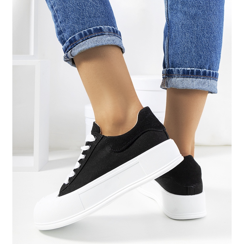 Baskets noires sur la plateforme Venancia le noir 1