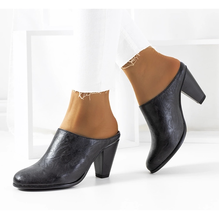 Chaussons noirs sur le poteau de Plotkin 1