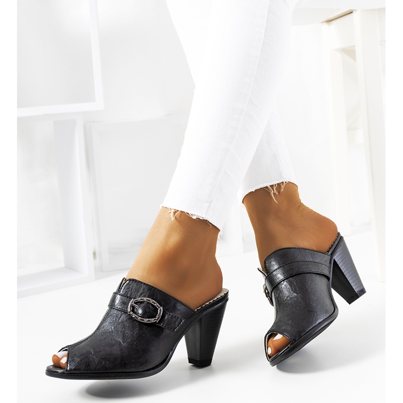 Chaussons noirs sur le poteau de Lucinda le noir 1