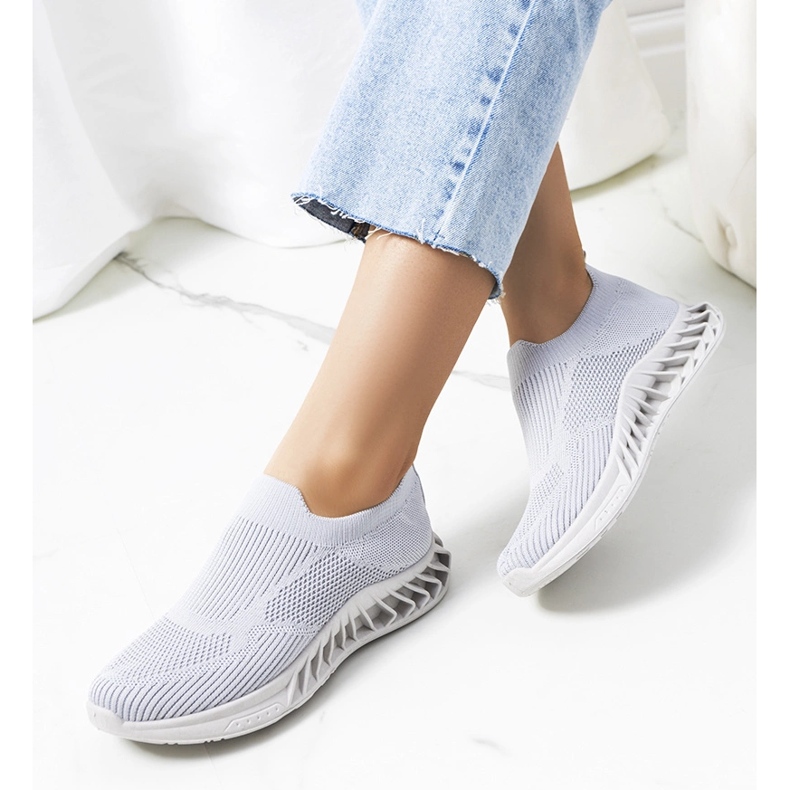 Les baskets de sport grises de Neda 1 Les baskets de sport grises de Neda 1