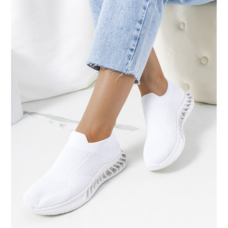 Les baskets blanches de Neda 2