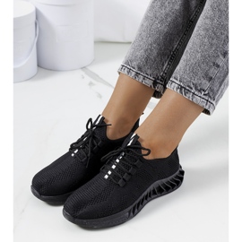 Avec des baskets noires le noir 1