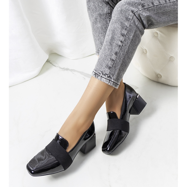 Chaussures laquées noires sur le poteau de Tammy 1