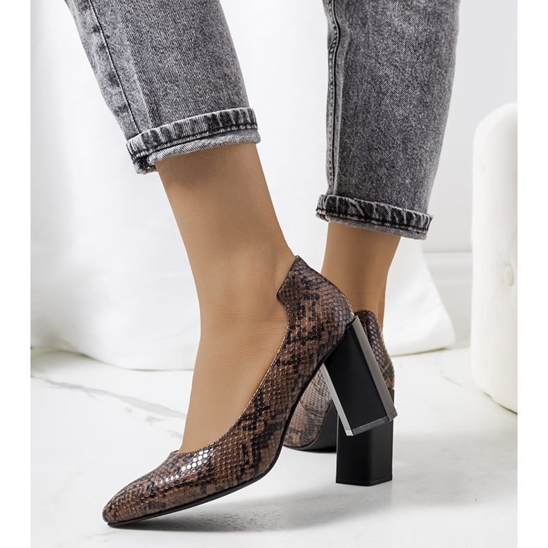 Escarpins marron sur le post d'Ajla brun 1 Escarpins marron sur le post d'Ajla brun 1