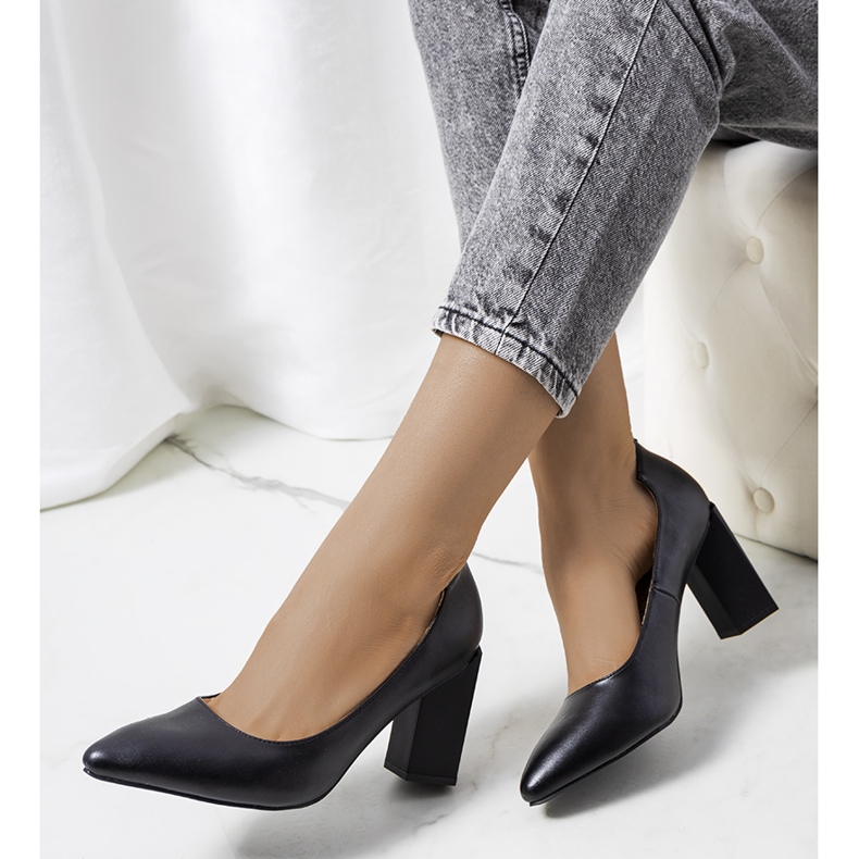 Escarpins noirs sur le poteau Kruis le noir 1