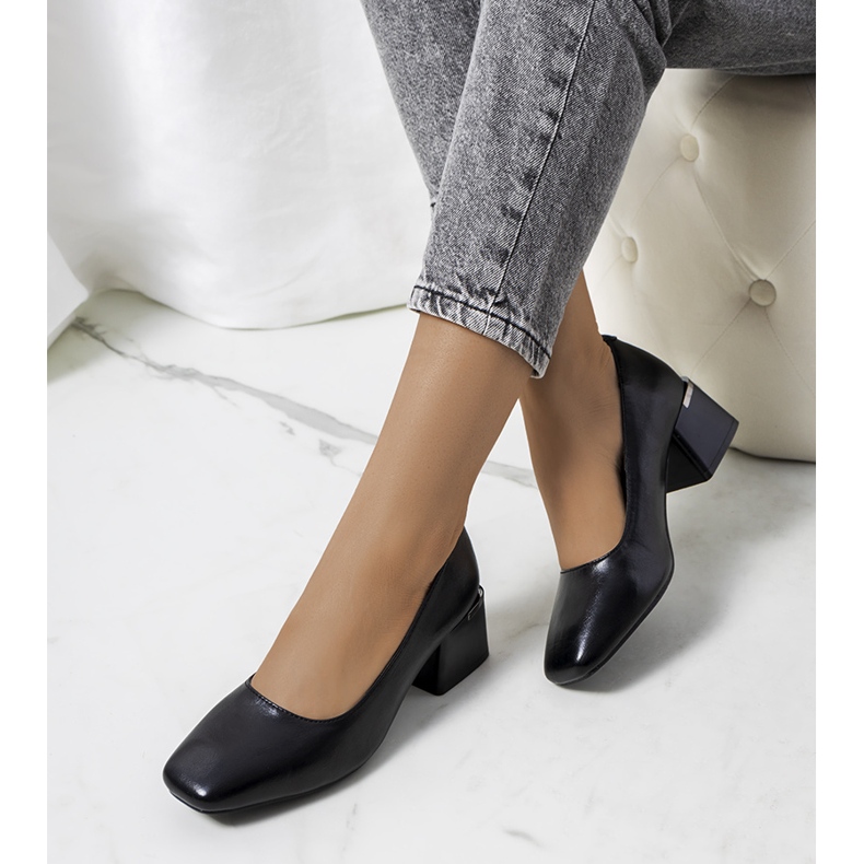 Escarpins noirs sur le poste de Hanae 1