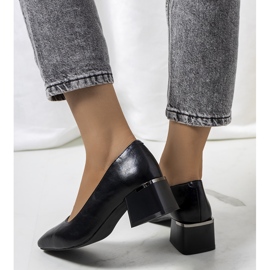 Escarpins noirs sur le poste de Hanae 2