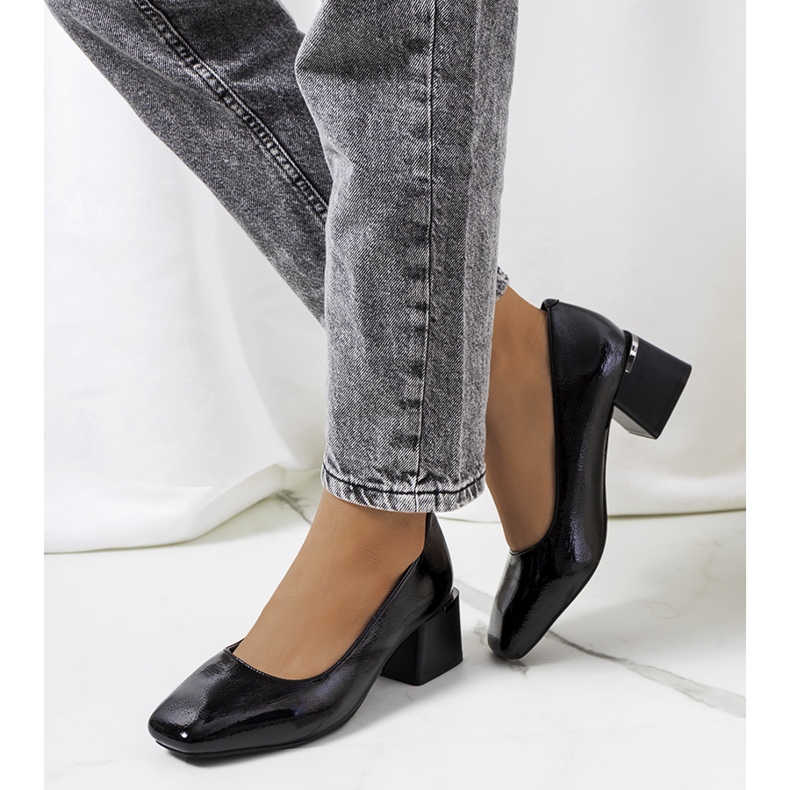 Escarpins laqués noirs sur le poteau Peet le noir 1 Escarpins laqués noirs sur le poteau Peet le noir 1