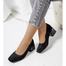 Escarpins noirs sur le poste de Bloor 1