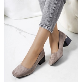 Escarpins gris sur le poste de Bloor 1