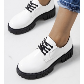 Chaussures laquées blanches d'Eileen 1