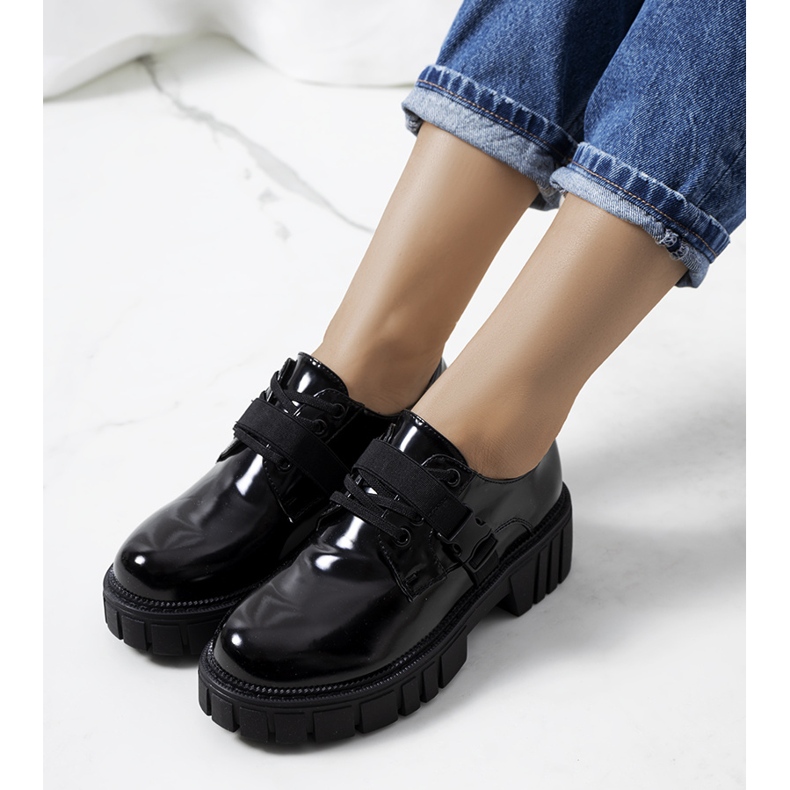 Chaussures noires sur une semelle de tracteur par Vellem le noir 1