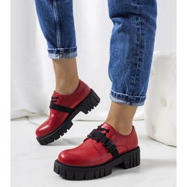 Chaussures rouges sur une semelle de tracteur Marike 1 Chaussures rouges sur une semelle de tracteur Marike 1