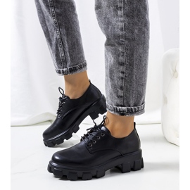 Chaussures noires sur une semelle de tracteur Chedi 1