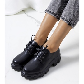 Chaussures noires sur une semelle de tracteur Chedi 2