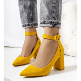 Escarpins moutarde sur le poste de Geerke jaune 1