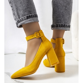 Escarpins moutarde sur le poste de Geerke jaune 2