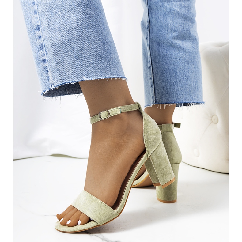 Sandales vertes sur un poteau Karella 1