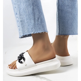 Babouches blanches avec chaîne Levy 1