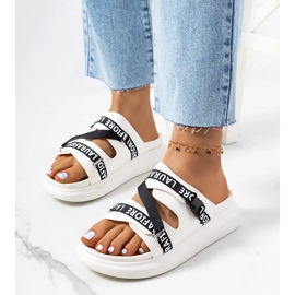 Chaussons blancs sur la plateforme Kogil blanche 1