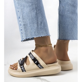 BM Chaussons beiges sur la plateforme Kogil 1 BM Chaussons beiges sur la plateforme Kogil 1