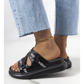 Des pantoufles noires sur la plate-forme le noir 1