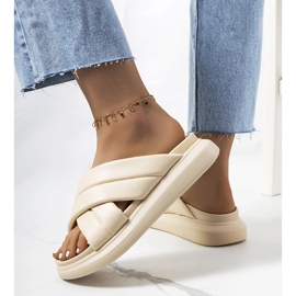 Des chaussons beiges sur la plateforme Allport 1 Des chaussons beiges sur la plateforme Allport 1