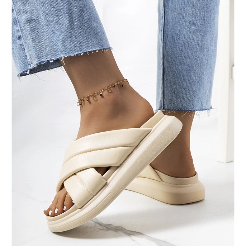 Des chaussons beiges sur la plateforme Allport 1 Des chaussons beiges sur la plateforme Allport 1