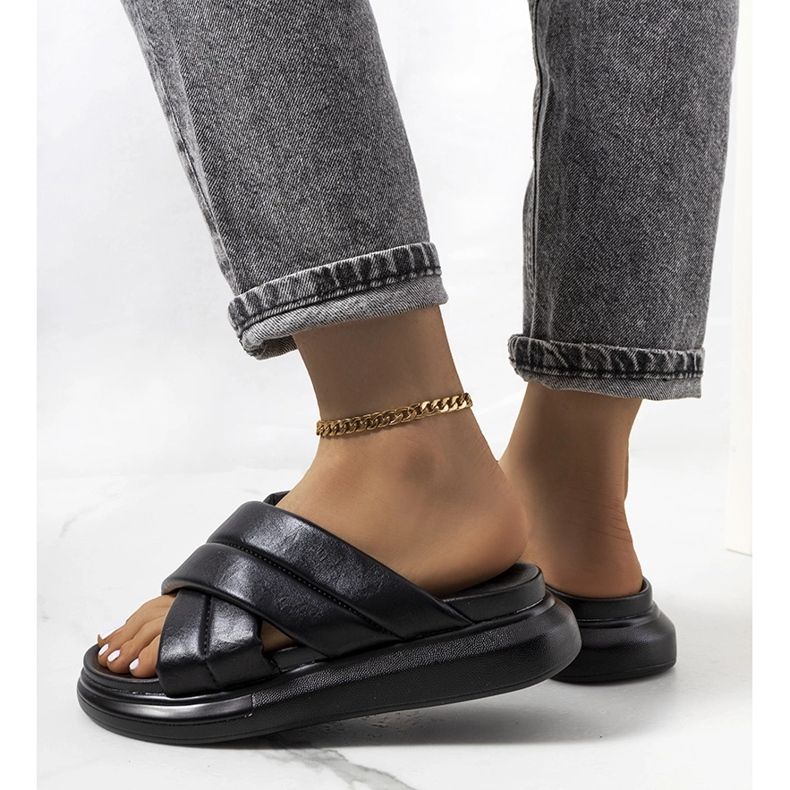 Des chaussons noirs sur la plateforme Allport 1