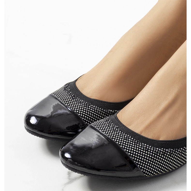 Les ballerines noires à pois de Jonna 1