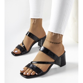 Babouches laquées noires sur le pilier Gare 1