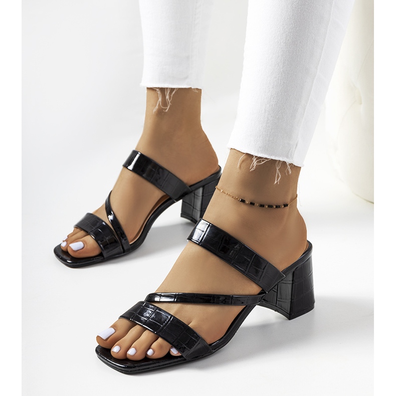 Babouches laquées noires sur le pilier Gare le noir 1