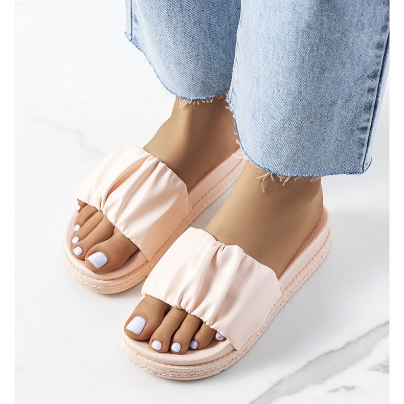 Chaussons roses sur la plateforme Baldwin 1