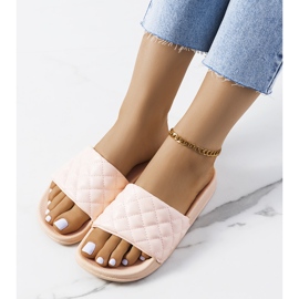 Les chaussons matelassés roses de Kate 1