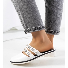 Babouches blanches décorées de clous Asselt 1