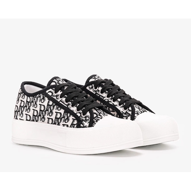 Baskets blanches sur la plateforme Lalonde 1 Baskets blanches sur la plateforme Lalonde 1