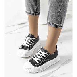 Baskets noires sur la plateforme Zargan le noir 1