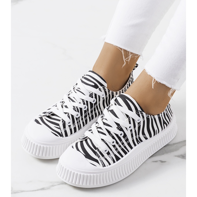 Baskets noires et blanches sur la plateforme Chovka 1