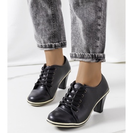 BM Chaussures noires sur le post Filra le noir 1 BM Chaussures noires sur le post Filra le noir 1