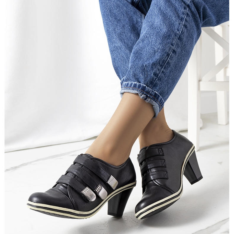 Richelieus noirs sur le poste de Payla 2