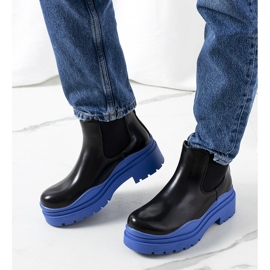 Bottes noires sur la plate-forme bleue Gaffney 1