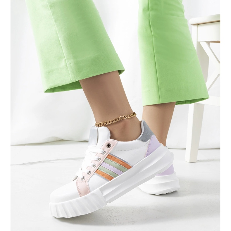 Baskets blanches sur la plateforme Prinsep 1