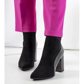 Bottes noires sur le poste de Leonar 1