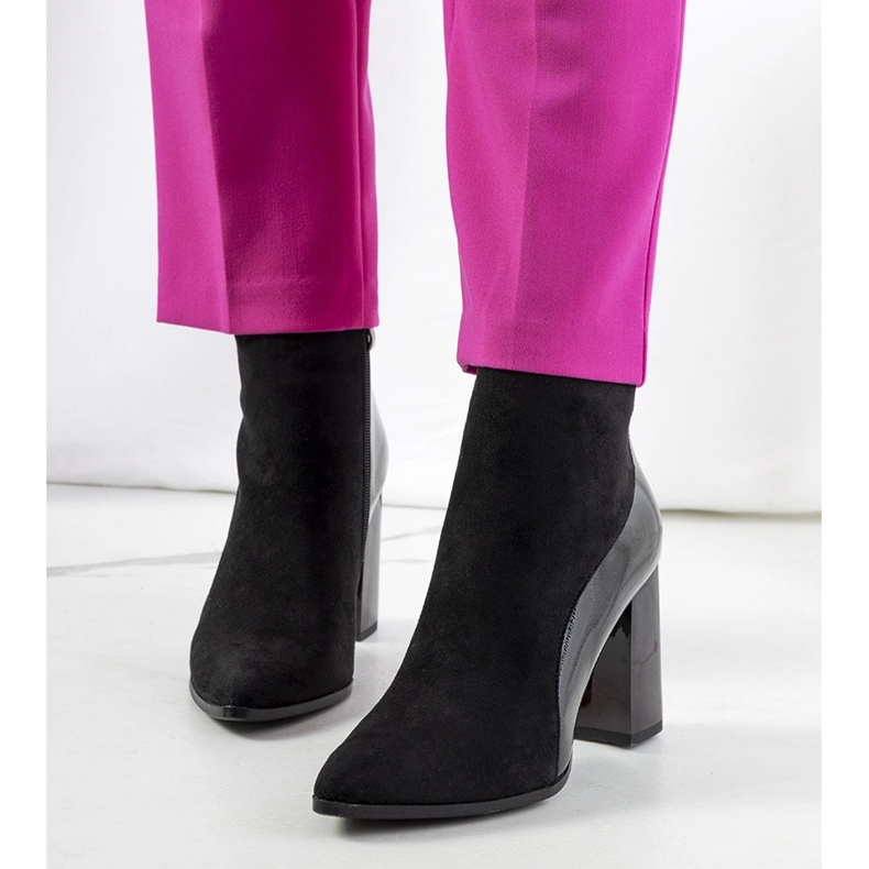 Bottes noires sur le poste de Leonar 1