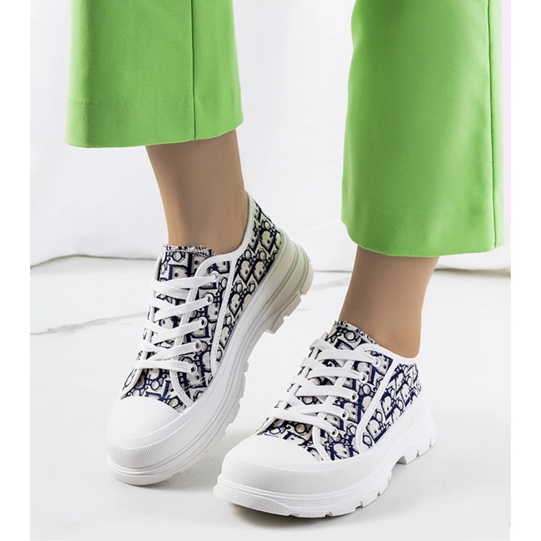 Baskets blanches sur la plateforme Valida 1