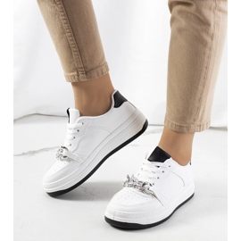 Baskets blanches avec une chaîne de Maring 2