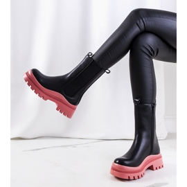 Bottes noires sur la plateforme Ruket rose 1