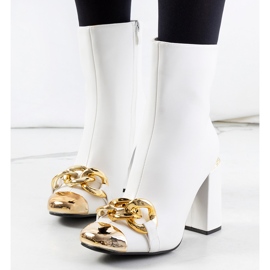 Bottes blanches sur le poste d'Engi 1