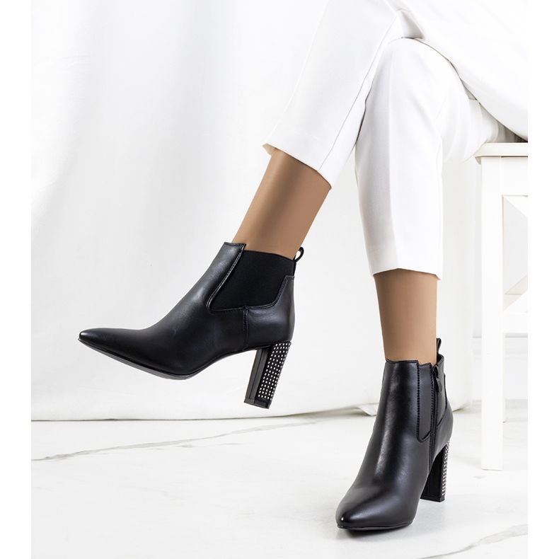 BM Des bottines noires sur le poteau de Rochdale le noir 1